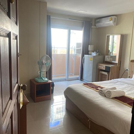 Hug Me Guesthouse Паттайя Экстерьер фото