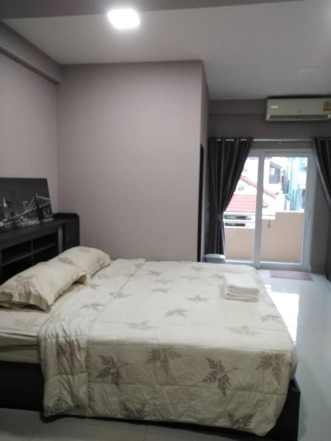 Hug Me Guesthouse Паттайя Экстерьер фото